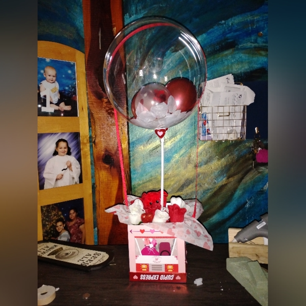 Elegant Red and White Balloon Boutique 😍